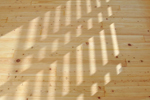 阿波 桧フローリング 施工事例（品番：AH-21）国産木材 檜（ヒノキ）  等級：節有（生節 埋木） 表面自然オイルワックス塗装仕上げ EM加工 サイズ：長さ1920mm（6尺）ｘ巾95mmｘ厚み15mm 18枚入/ケース/3.28平米入/1坪入 光と影