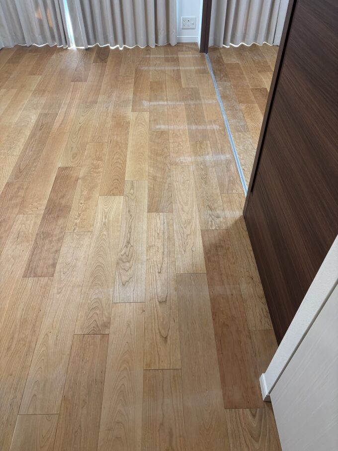 無垢フローリングに直接養生テープを貼ると、剥がすときに表面を傷めます