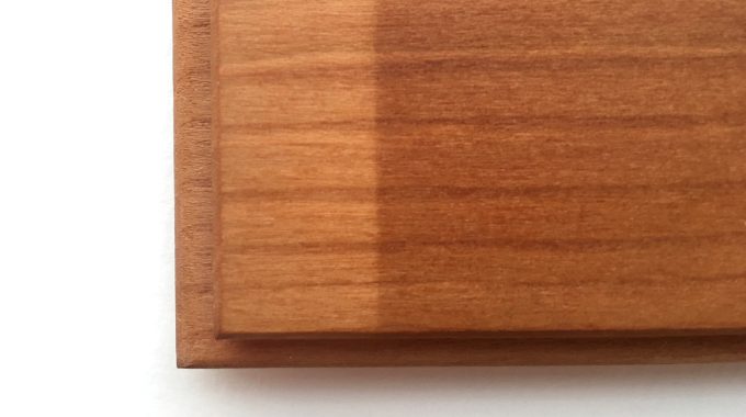 無垢材の経年変化比較:左側が元の色、右側が2週間日焼けして飴色に変化したブラックチェリー