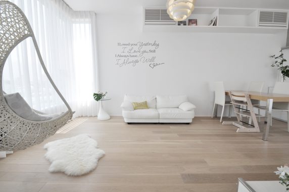 オークフローリングにホワイトオイル塗装