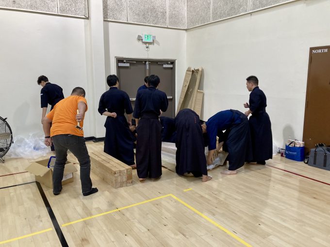 弾性剣道場床の組み立ては、たくさんの若者にお手伝いいただきました。
