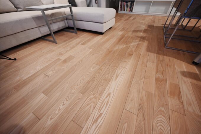 木魂防音無垢フローリングLLEA-16 の木目を見る