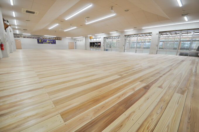 剣道場床の施工事例。紀伊半島産杉の超仕上げ無垢床材