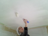 天井にデュブロンを塗る女性監督