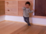 無垢フローリングショールーム「ゆらぎ」で遊ぶ子供たち