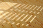 阿波 桧フローリング 施工事例（品番：AH-21）国産木材 檜（ヒノキ）  等級：節有（生節 埋木） 表面自然オイルワックス塗装仕上げ EM加工 サイズ：長さ1920mm（6尺）ｘ巾95mmｘ厚み15mm 18枚入/ケース/3.28平米入/1坪入 陽の当たり